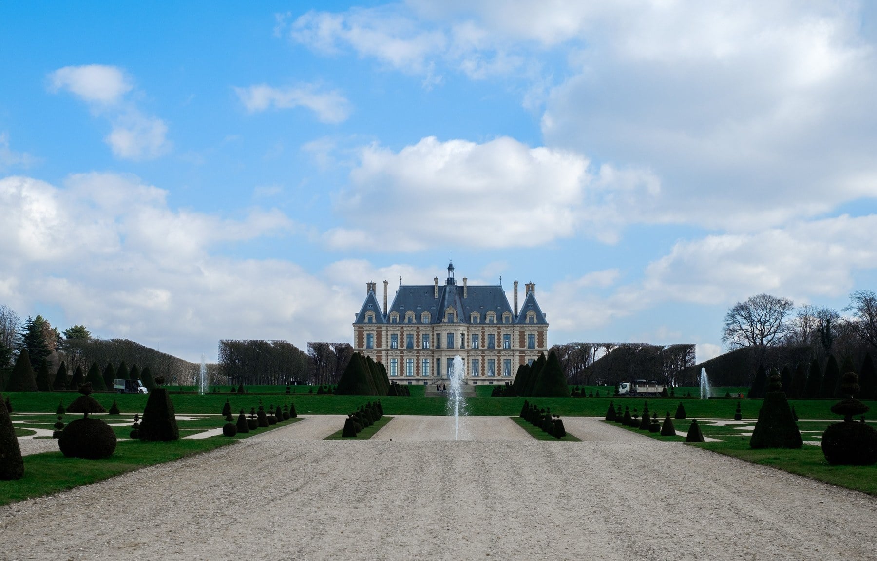Historisches französisches Château mit Springbrunnen und Gartenanlage