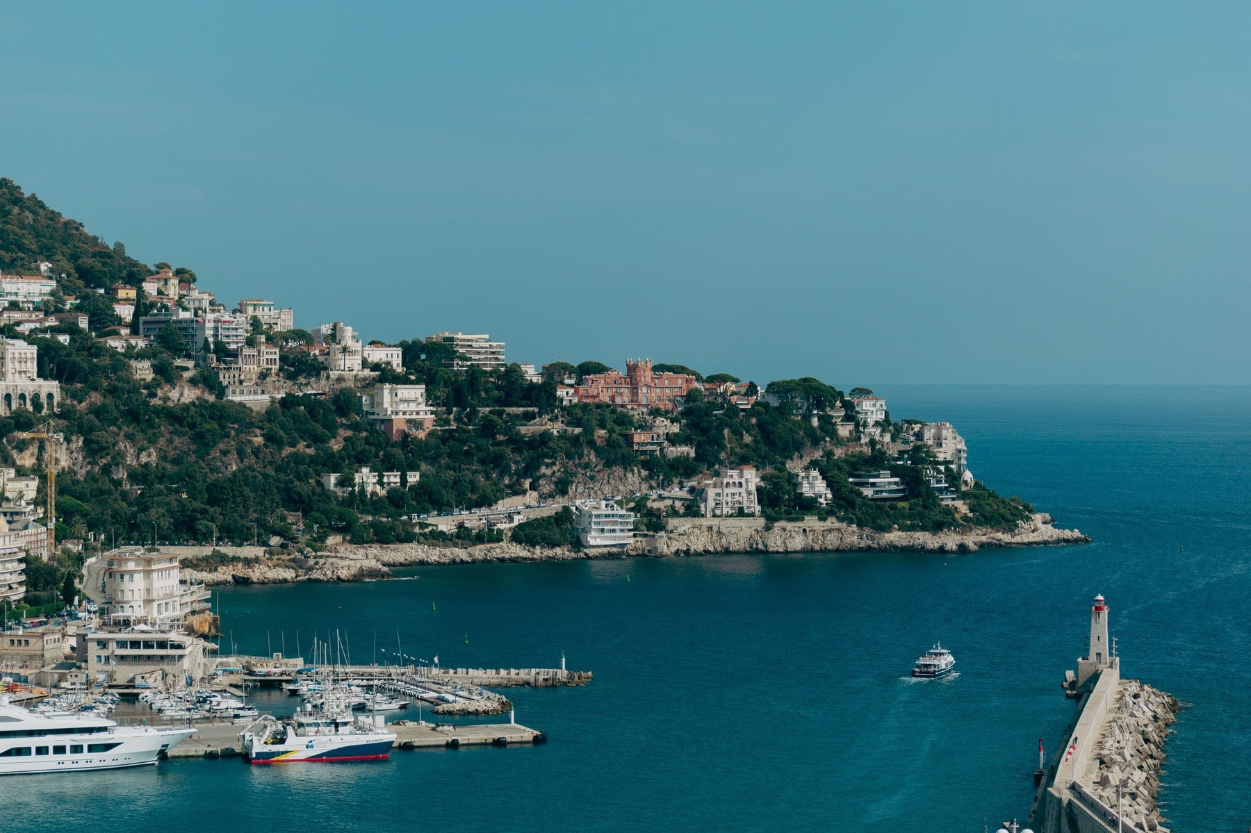 Küstenstadt mit Villen und Yachthafen an der Côte d'Azur