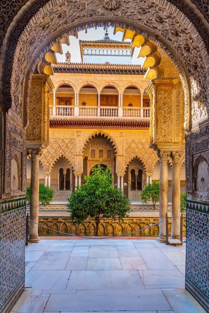 Maurischer Innenhof des Real Alcázar in Sevilla mit kunstvollen Bögen