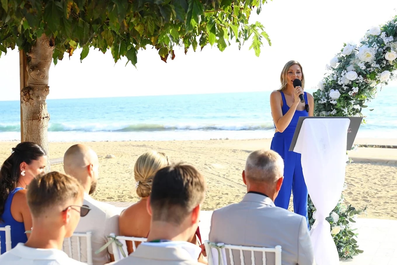 Johanna Jonas hält eine Traurede bei einer Strandtrauung