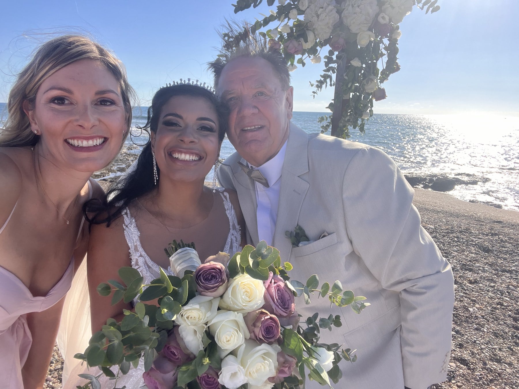 Java und Eduard mit Johanna bei ihrer freien Trauung am Strand