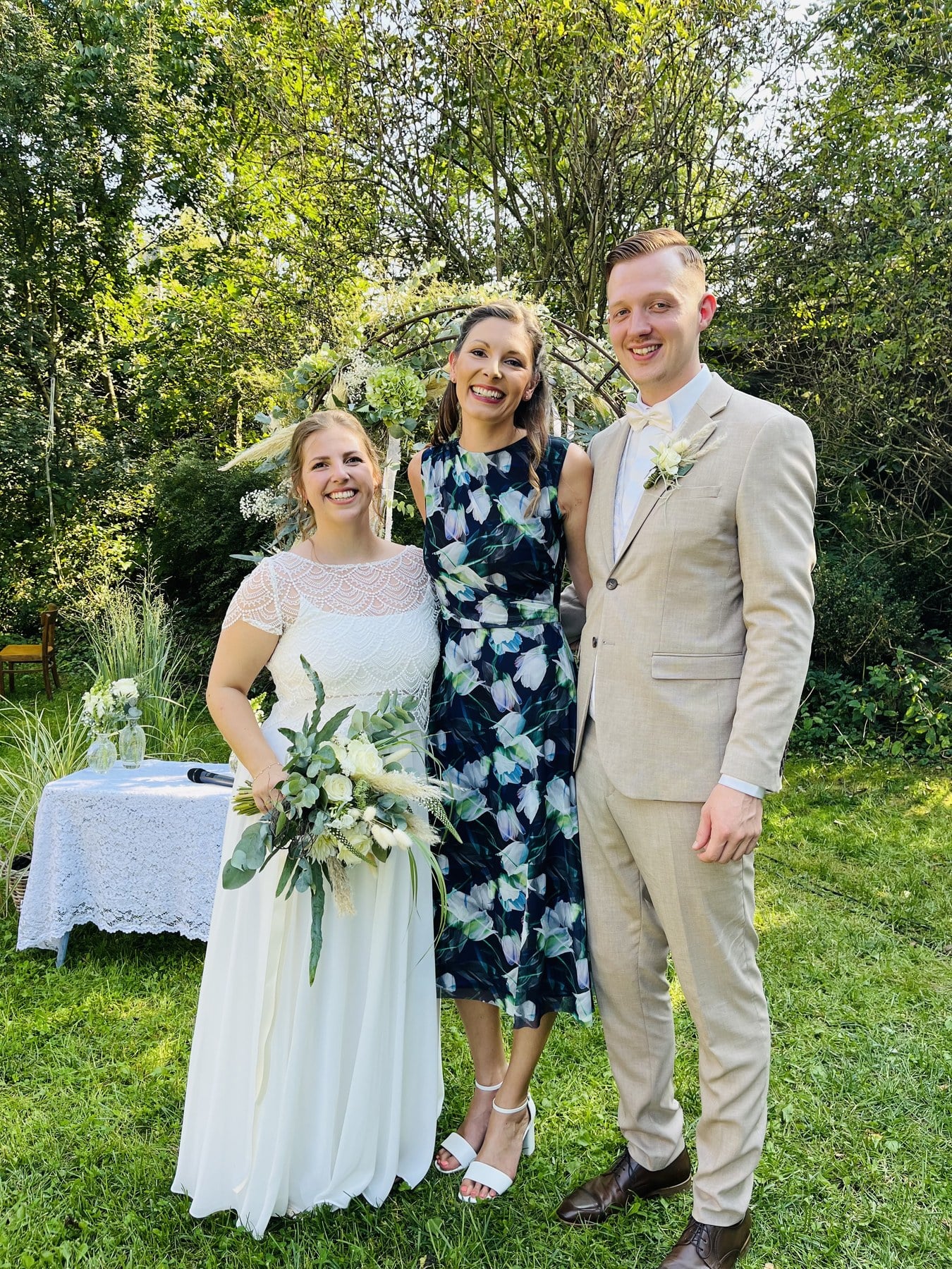 Nadine und Adrian mit Johanna bei ihrer freien Trauung im Garten