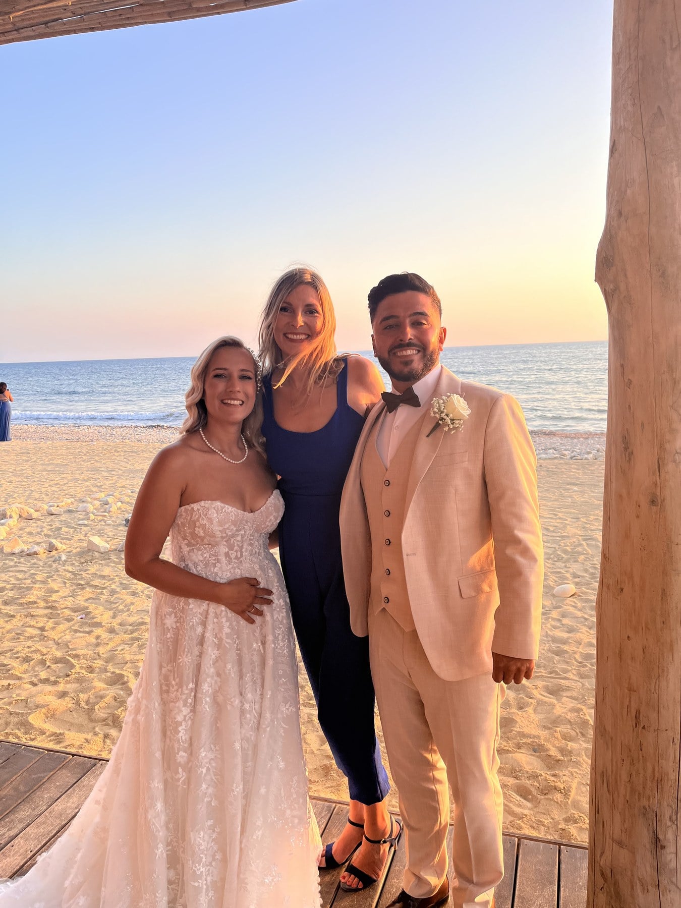 Rebeka und Denis mit Johanna am Strand nach ihrer freien Trauung