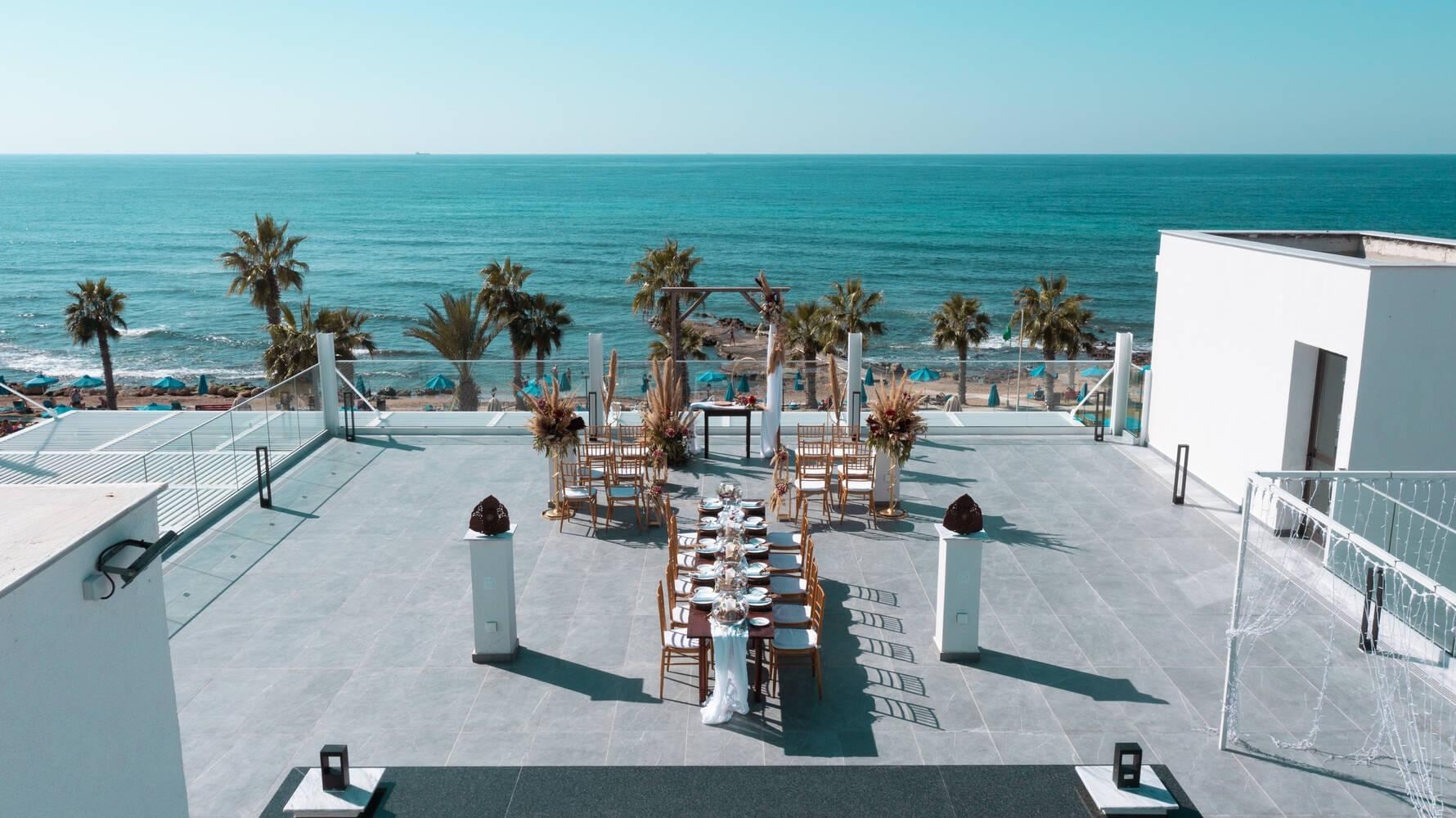 Zeremonie-Aufbau auf einer Dachterrasse mit Blick aufs Mittelmeer auf Zypern