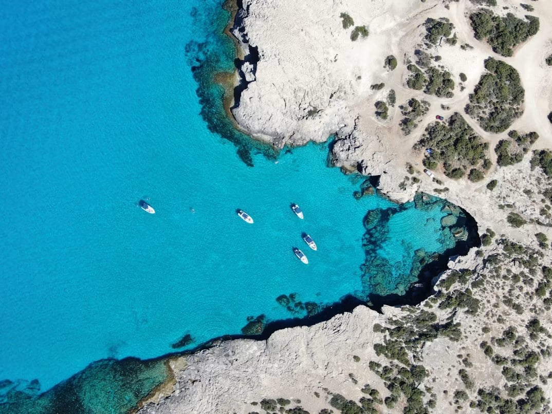 Türkisfarbene Blue Lagoon an der Küste Zyperns aus der Vogelperspektive