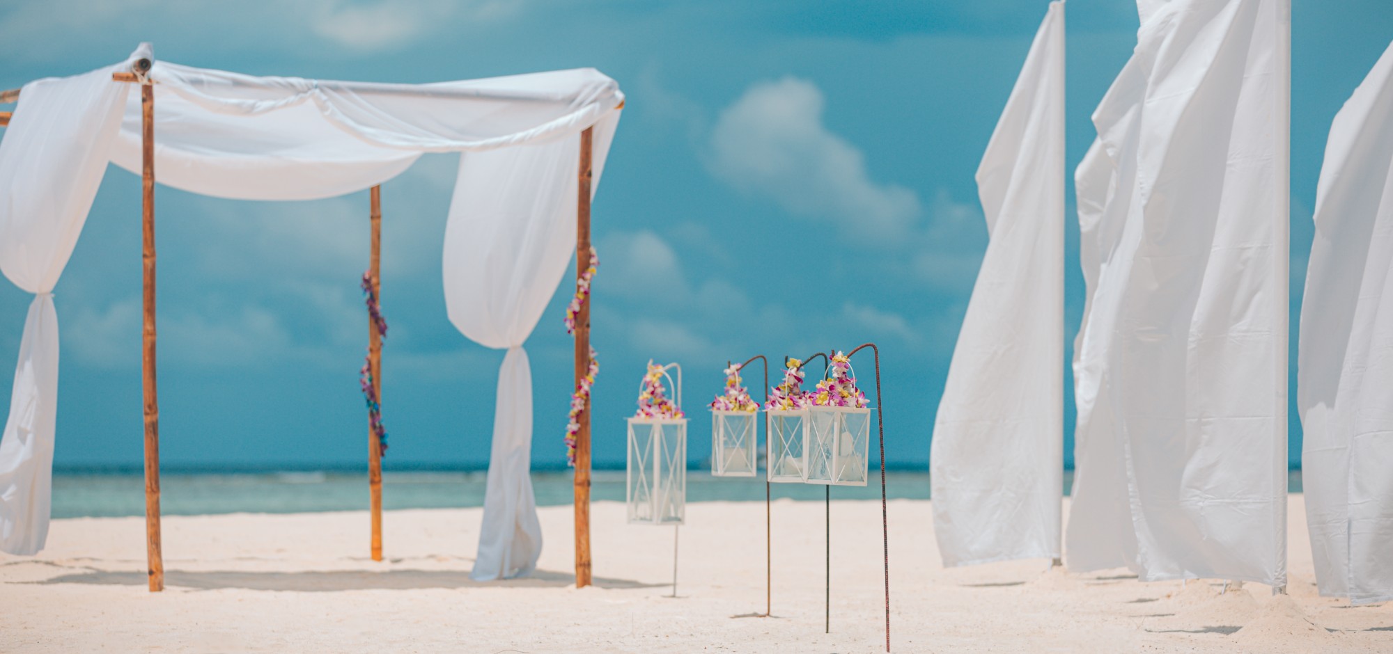 Elegantes Zeremonie-Setup am Strand mit Blick aufs Meer